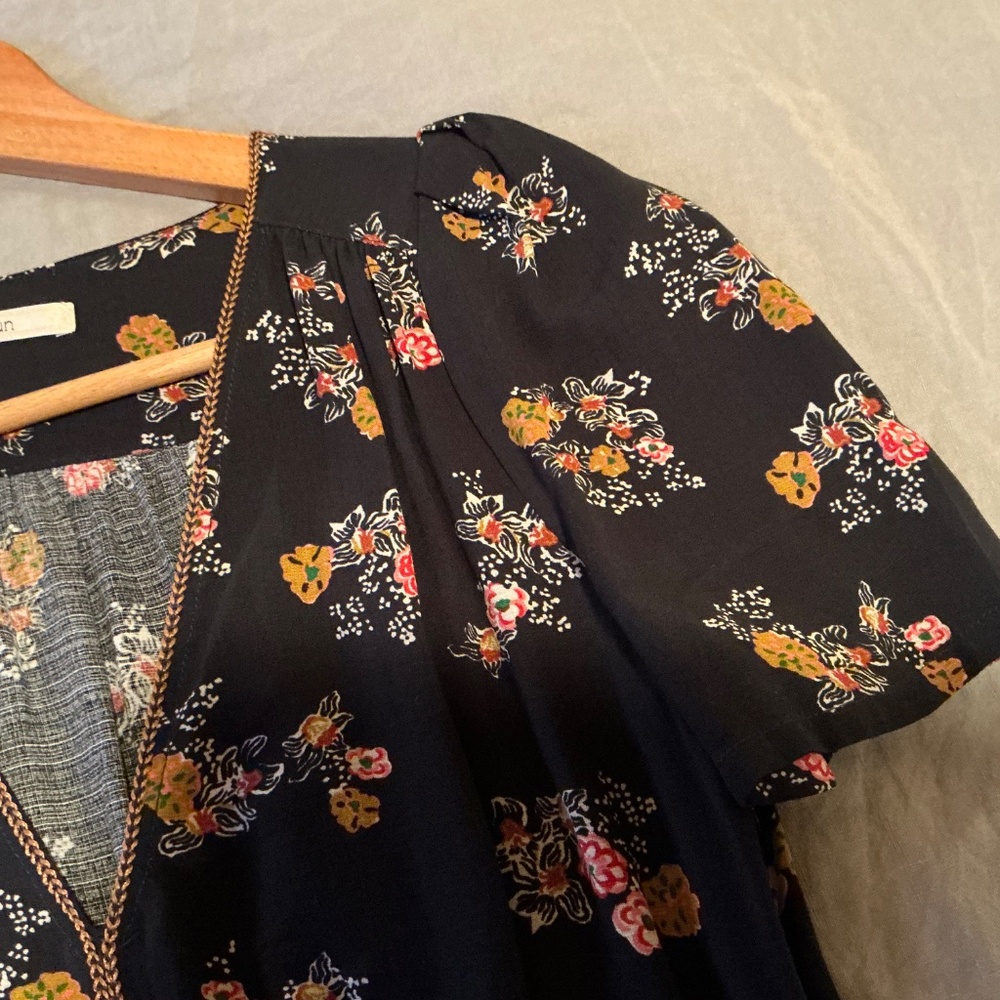 Sessun Jimama Dress, black with floral pattern. - Picture 9 of 12